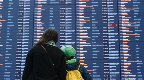 В аэропортах Москвы задержали и отменили почти 20 рейсов