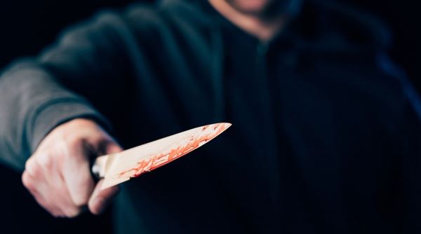Мужчина ранил ножом водителя скорой помощи в Архангельске
