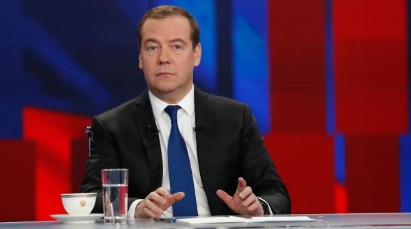 Медведев поручил оценить безопасность полетов в районах Персидского и Оманского заливов