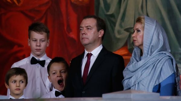 Медведев с супругой встретил Рождество в храме Христа Спасителя