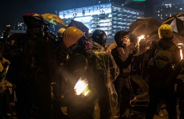 <br />
Протестующие в Гонконге подожгли баррикады<br />
